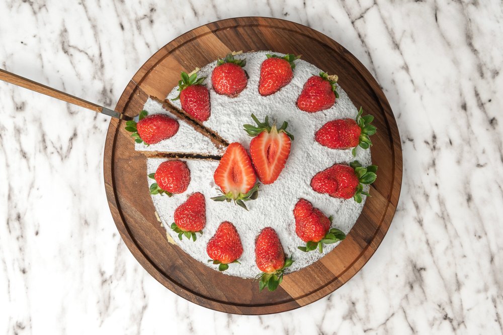 Orange Pekoe Victoria sponge with strawberries, ready to slice